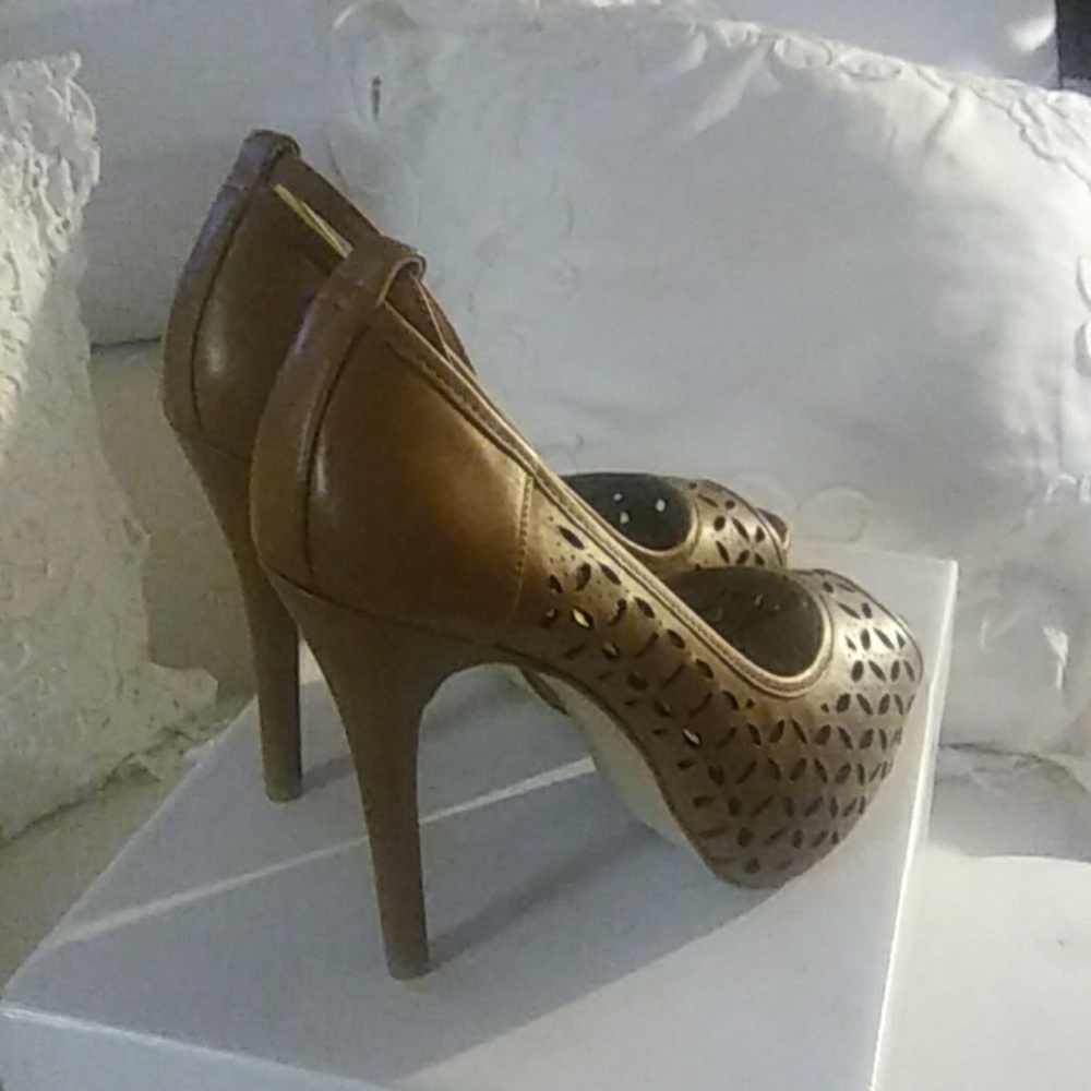Shoes - Picture 3 of 4
